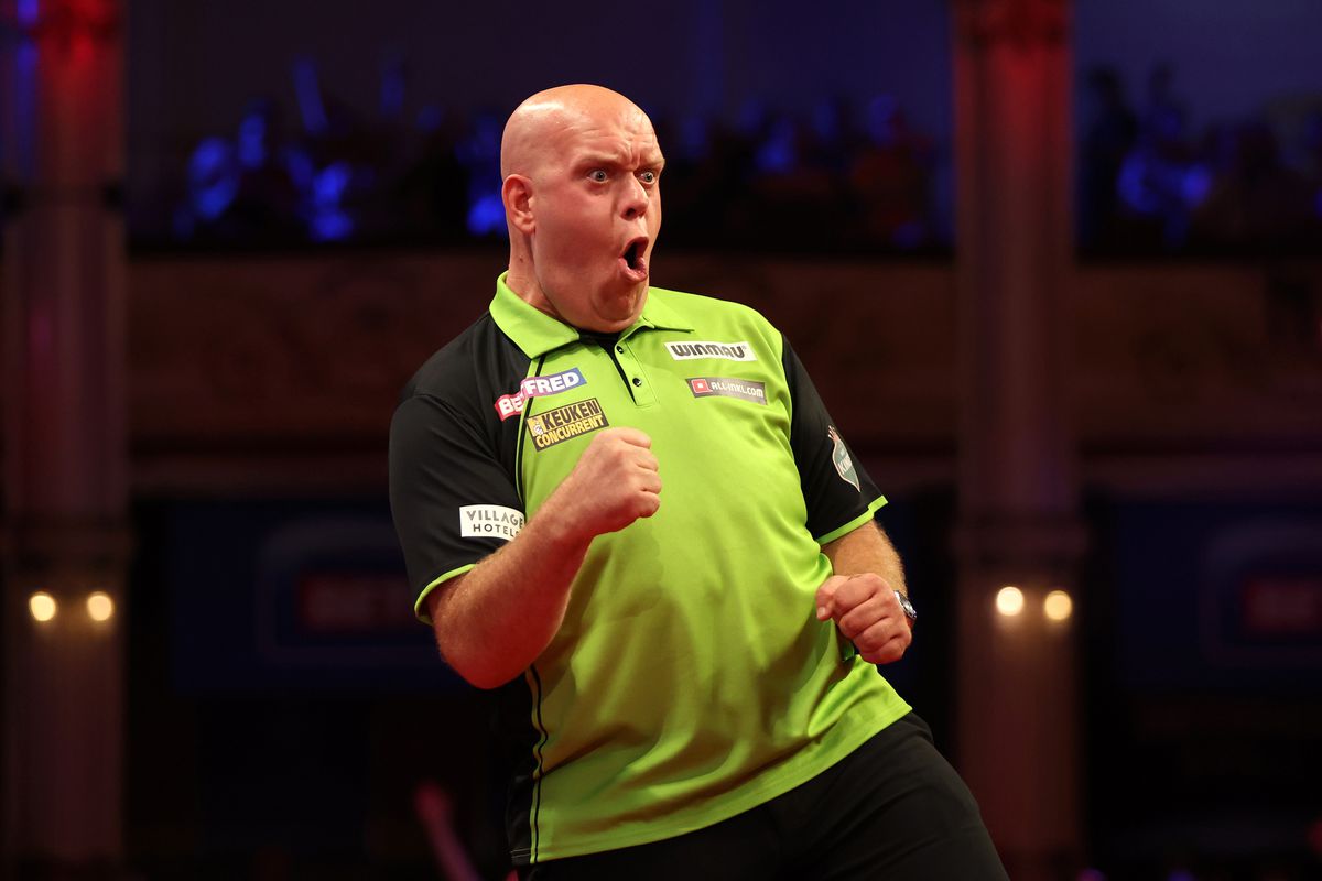 Michael van Gerwen rekent in absolute thriller af met kwelgeest en staat in halve finale World Series of Darts