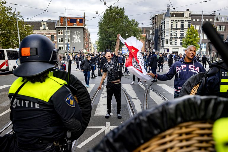 Harde woorden voor 'zogenaamde' Ajax-supporters: 'Dit gedrag laat zien dat het niet zonder politie-inzet kan'