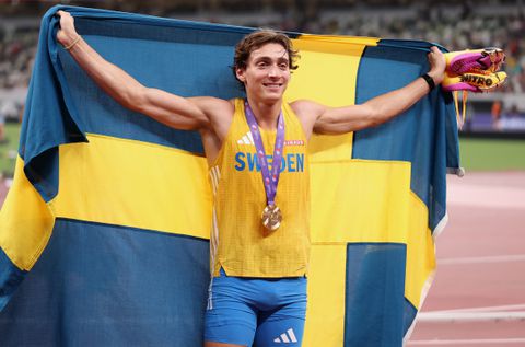 Polsstoksensatie Armand Duplantis laat atletiekwereld opnieuw versteld staan met magisch wereldrecord op WK