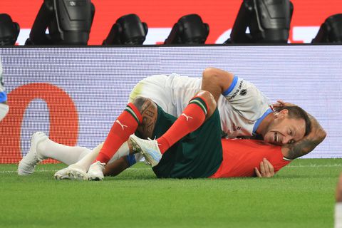 Edwin van der Sar steelt met andere wereldsterren de show bij Legends Charity Match in Lissabon