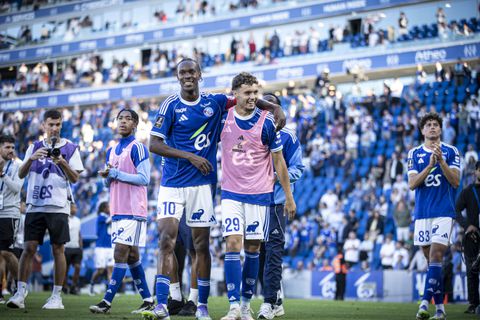 Nederlandse topspits uitgefloten en beledigd met spandoek door eigen fans: 'Ik blijf trots op hem'