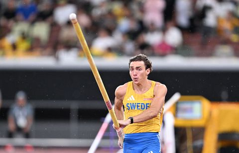 'Gehaaid' polsstokfenomeen Armand Duplantis baart opzien met trucje op WK atletiek: 'Hij buit het volledig uit'