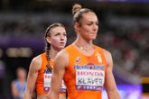 Femke Bol (l) en ploeggenote Lieke Klaver. © Getty Images