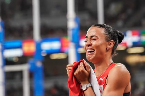 Prachtige tranen op WK atletiek spreken boekdelen: 'Het is emotioneel om haar steun te hebben'