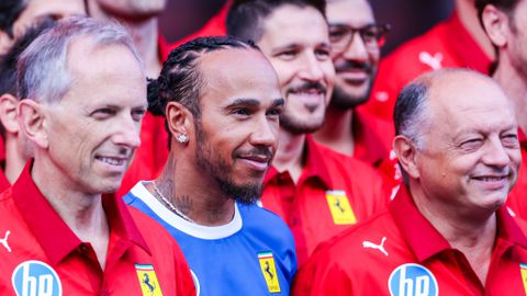 Openhartige Lewis Hamilton vertelt over 'onvoorziene' problemen: 'Dat heeft Ferrari ook onderschat'