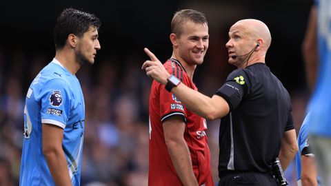 Bekende scheidsrechter krijgt leiding over PSV - Union Sint-Gillis: Engelsman floot zondag Manchester Derby