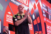 Michael van Gerwen mocht zich weer eens als winnaar kronen van een groot darttoernooi. ©PDC