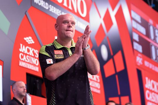 Topdarter Michael van Gerwen ineens onherkenbaar: 'Dan weet je dat je er weer toe doet'