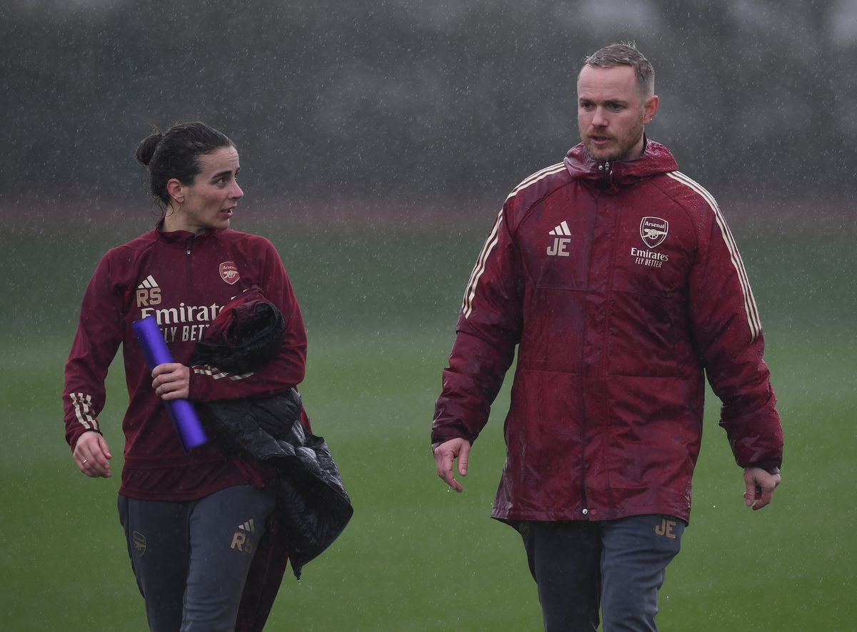 Nederlandse coach tijdelijk aan de slag bij Arsenal met Daphne van Domselaar en Victoria Pelova in selectie