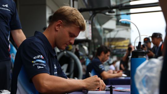 Zoon van F1-icoon Michael Schumacher slaat andere weg in dan zijn vader en duikt op bij gevaarlijke race