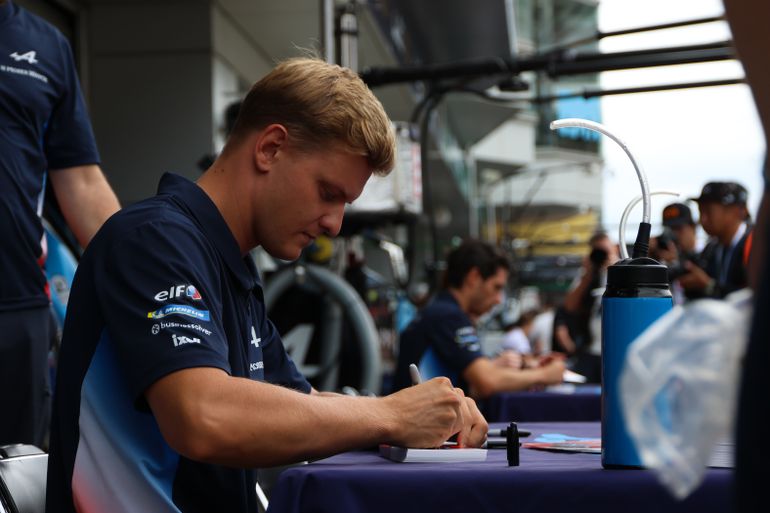 Zoon van F1-icoon Michael Schumacher slaat andere weg in dan zijn vader en duikt op bij gevaarlijke race