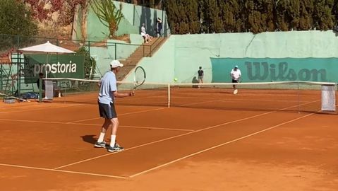 Opmerkelijk record in de sportwereld: hoogbejaarde tennissers spelen unieke partij tegen elkaar