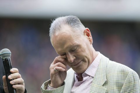 Voetbalicoon deelt hartverscheurend verhaal: 'Ik was pas 10 en zat naast een doodskist'