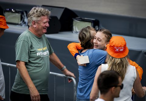 Topatlete Femke Bol lacht om haar vader bij bijzonder moment: 'Natuurlijk wil hij ook nog een foto'