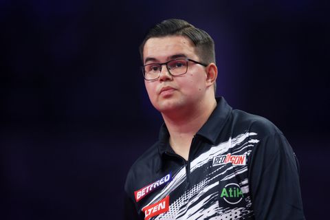 Sensationele Gian van Veen zorgt voor verbazing met opmerkelijke blessure tijdens EK darts: 'Niet ideaal'