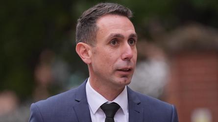 Omstreden toparbiter (43) doet pijnlijke bekentenis in rechtszaak omtrent minderjarige jongen