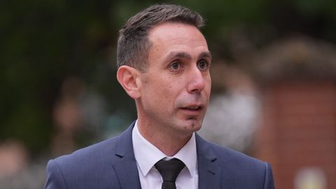 Omstreden toparbiter (43) doet pijnlijke bekentenis in rechtszaak omtrent minderjarige jongen