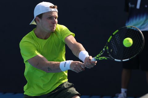 Nederlandse toptennisser Jesper de Jong krijgt flinke tik tijdens ATP-toernooi in Zweden