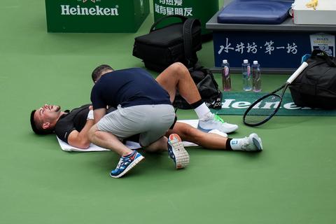 Sprookje van debuterende tennisser (21) eindigt op pijnlijke wijze: 'Ik ben heel verdrietig'