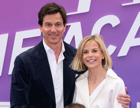 Kelly Piquet (vriendin Max Verstappen) feliciteert Mercedes-baas Toto Wolff na bijzondere mijlpaal met grote liefde