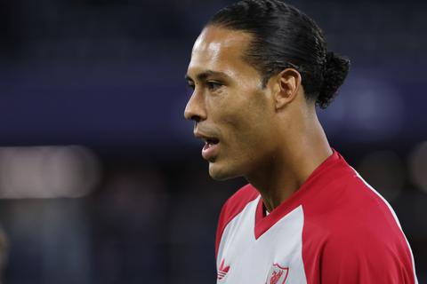 Britse media kritisch op Virgil van Dijk na zeldzame invalbeurt bij Liverpool: 'Hij zal niet blij zijn'