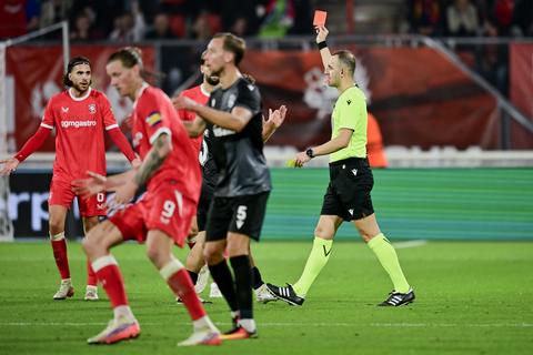 Arbitrage pakt hoofdrol bij Europees duel FC Twente: zelfs commentator verbijsterd