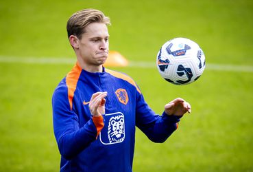 Frenkie de Jong helpt Ronald Koeman met puzzel op het middenveld