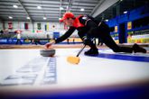 Wouter Gösgens probeert een steen in het huis te leggen (© World Curling / James Roberts)
