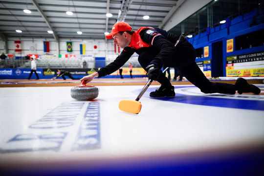 Nederlands curlingteam opent EK in Finland tegen nummer 1 van de wereld: 'Dan moet je vegen'