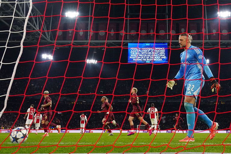 Oud-directeur FC Groningen komt met snoeihard Ajax-oordeel en oppert nieuwe trainer: 'Een grote puinhoop'