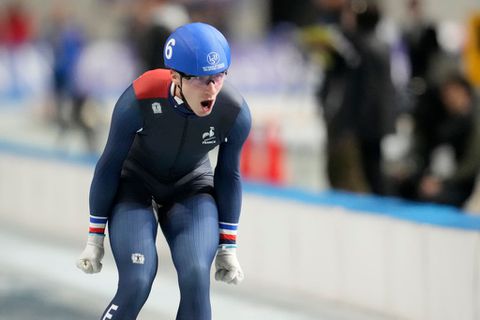Sensatie in Salt Lake City: Fransman (29) schaatst op weergaloze wijze naar bizar wereldrecord op 5000 meter