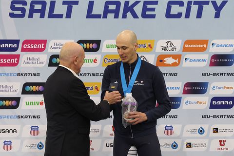 Franse schaatssenatie (29) casht plotseling veel geld en krijgt bijzonder sieraad