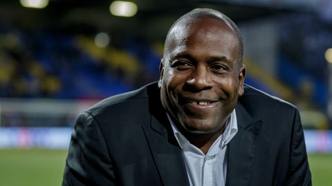 Uitbundige lofzang voor Suriname-bondscoach Stanley Menzo: 'Hij heeft Natio écht naar een ander niveau gebracht'