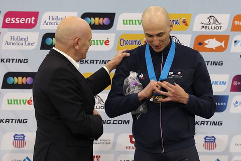 Dit is Timothy Loubineaud: onbekende schaatser pakt wereldrecord bij World Cup en deelt boetes uit tijdens zijn werk