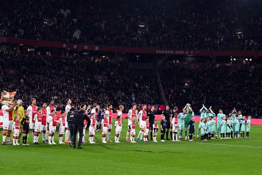 Ajax ontsnapt na opvallend besluit van scheidsrechter tegen Almere City: verbazing in Johan Cruijff ArenA