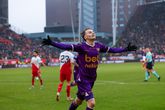 FC Utrecht-spelers schamen zich op de achtergrond. Jakob Breum heeft tien man Go Ahead Eagles naar de 1-3 geschoten. © Pro Shots