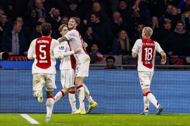 Ajax sust fans en Almere City in slaap, maar kruipt wel richting PSV