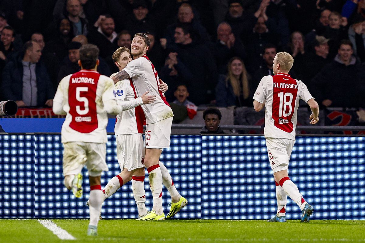 Ajax sust fans en Almere City in slaap, maar kruipt wel richting PSV