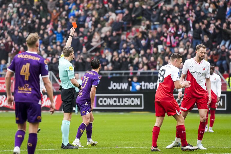 Klamme handjes bij de KNVB na bedroevend optreden van arbitrage in Eredivisie