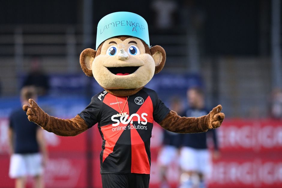 Almere City-mascotte gespot op de Wallen voor uitwedstrijd bij Ajax: 'Gezonde wedstrijdvoorbereiding'
