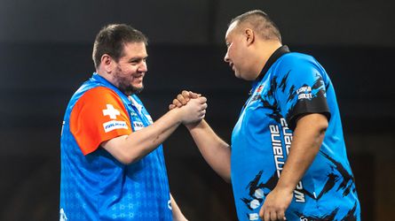 De laatste pijlen en dikke knuffel: zo gooide Jermaine Wattimena zich naar tweede ronde WK darts