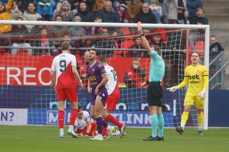 Enric Llansana zet FC Utrecht - Go Ahead Eagles in vuur en vlam met fraaie goal en rood in 4 minuten