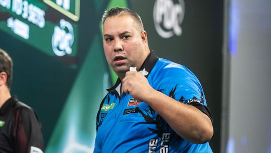 'Zenuwachtige' Jermaine Wattimena maakt in eerste ronde WK darts zijn woorden waar