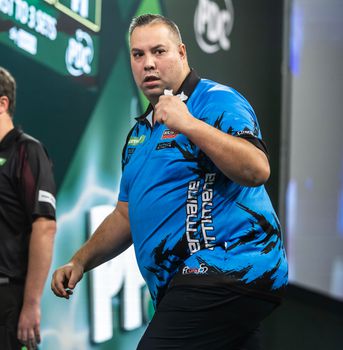 'Zenuwachtige' Jermaine Wattimena maakt in eerste ronde WK darts zijn woorden waar