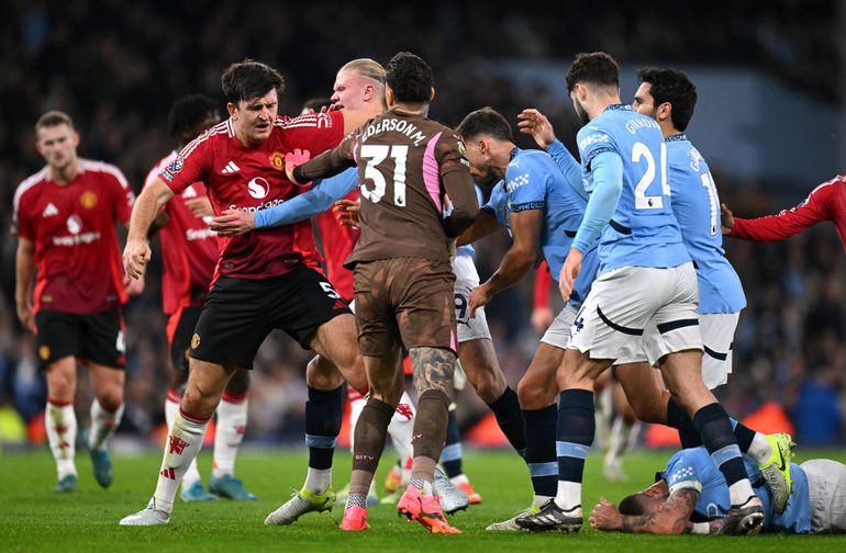 Manchester City - Manchester United loopt uit de hand: speler maakt vreselijk theater na 'kopstoot'