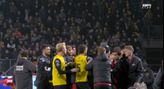 Bizarre beelden na NAC - AZ: spelers krijgen het na de wedstrijd op het veld met elkaar aan de stok