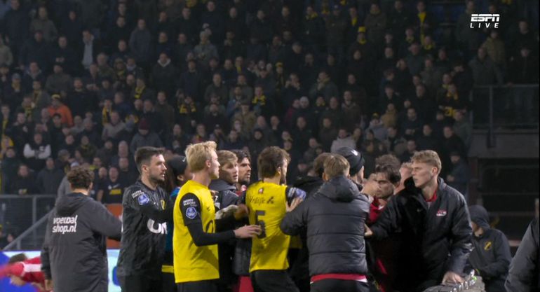 Bizarre beelden na NAC - AZ: spelers krijgen het na de wedstrijd op het veld met elkaar aan de stok