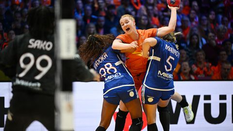 Dione Housheer in gevecht met twee Franse verdedigers © Getty Images