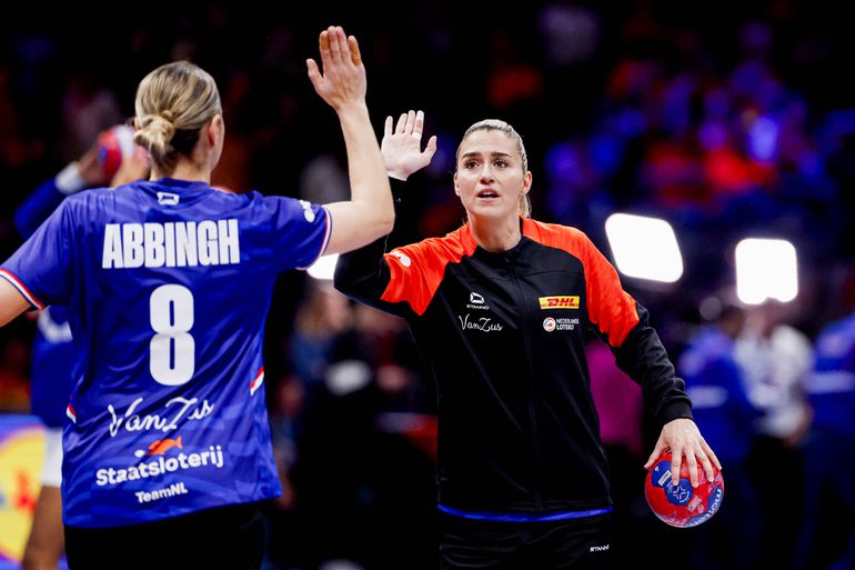 Nederlandse handbalsters feesten erop los na emotioneel afscheid Estavana Polman en Lois Abbingh op WK