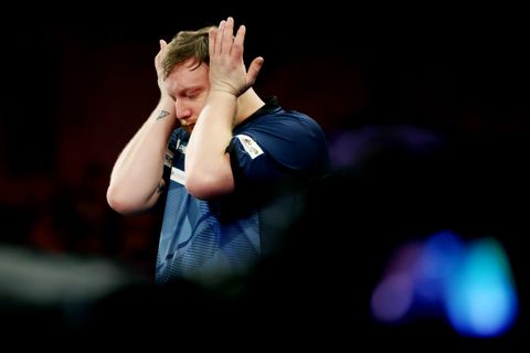 Emotionele topdarter speelde met veel verdriet op WK darts: 'Dan zou ik zijn uitvaart missen'